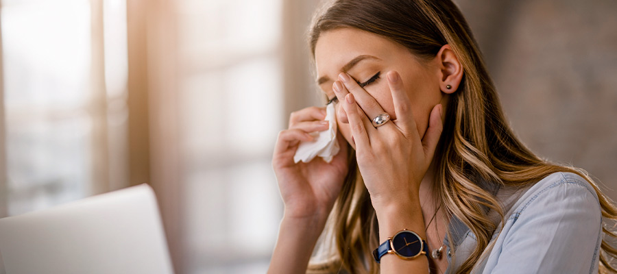 Почему отекают глаза