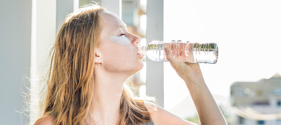 Почему отекают глаза