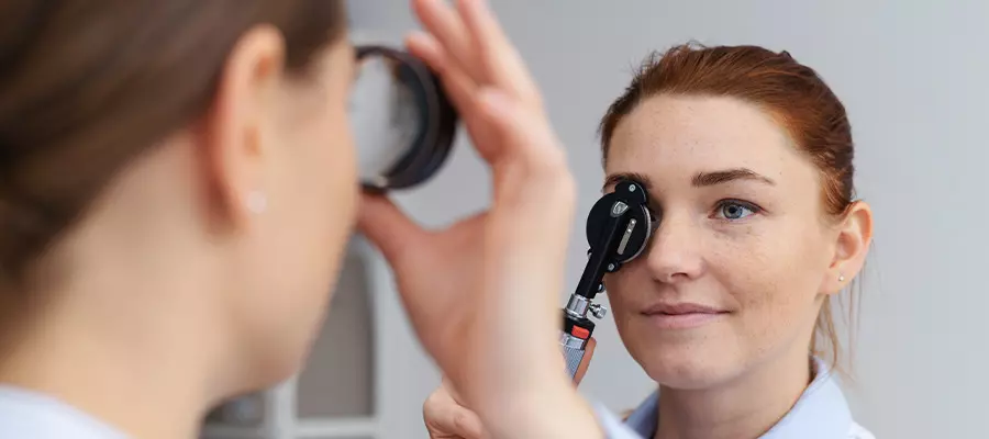 Почему шелушатся и чешутся веки Почему шелушатся и чешутся веки