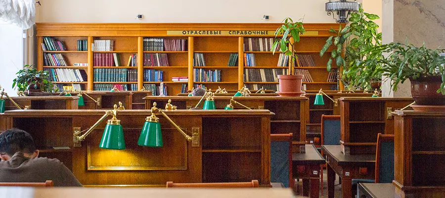 День селфи в библиотеке: какую выбрать локацию и что добавить на снимок