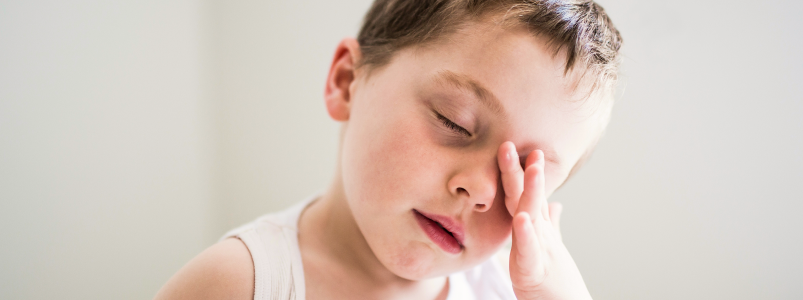 Ребенок часто моргает: причины, возможные заболевания и когда стоит обращаться к врачу