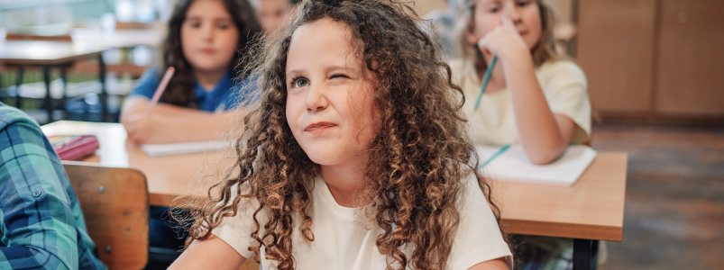 Ребенок часто моргает: причины, возможные заболевания и когда стоит обращаться к врачу