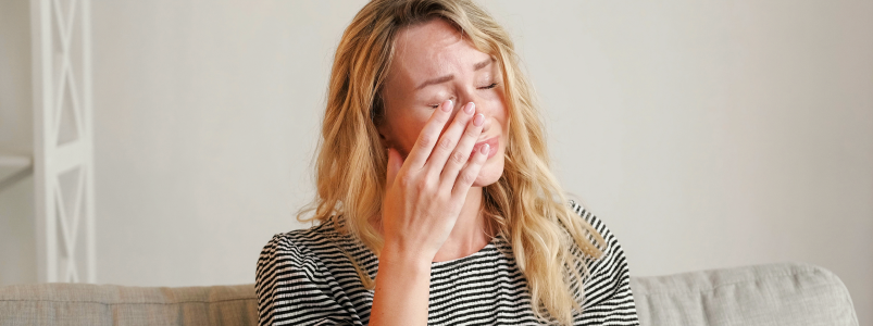 Слезятся глаза: причины, лечение и когда пора к врачу-офтальмологу