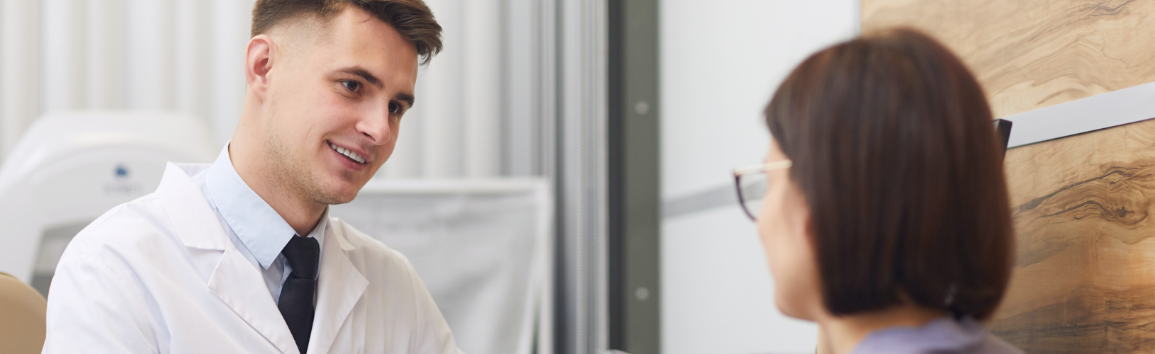 Слезятся глаза: причины, лечение и когда пора к врачу-офтальмологу