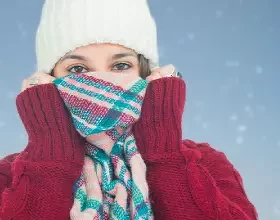 Почему шелушатся и чешутся веки