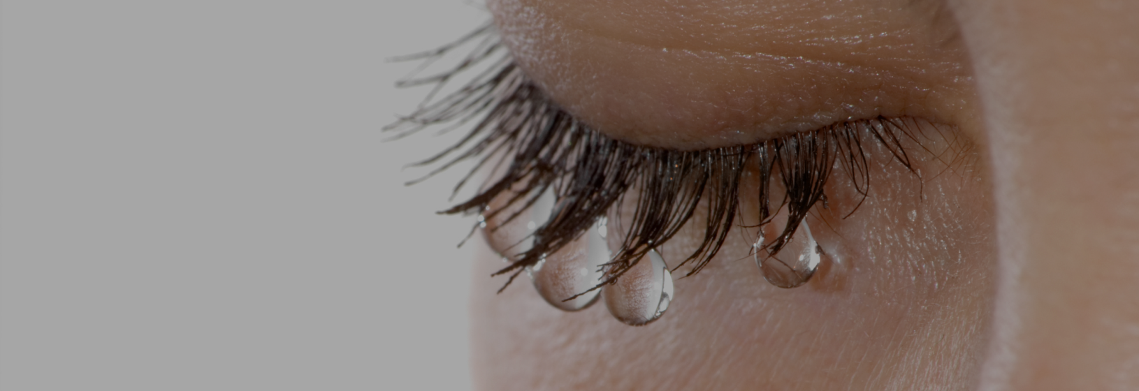 Слезятся глаза: причины, лечение и когда пора к врачу-офтальмологу