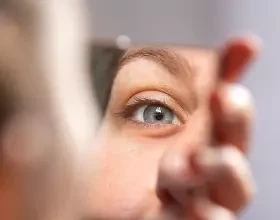 Почему отекают глаза