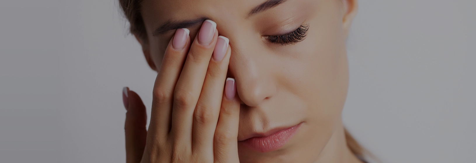 Почему в линзах может щипать глаза?