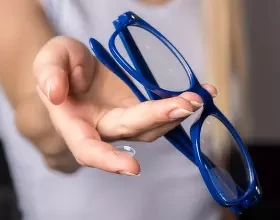 Очки или контактные линзы — что лучше выбрать?